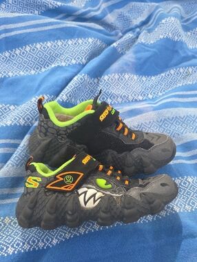 Skechers, 11.5T || 'Skech-o-saurus' Dino Themed Light Up Sneakers